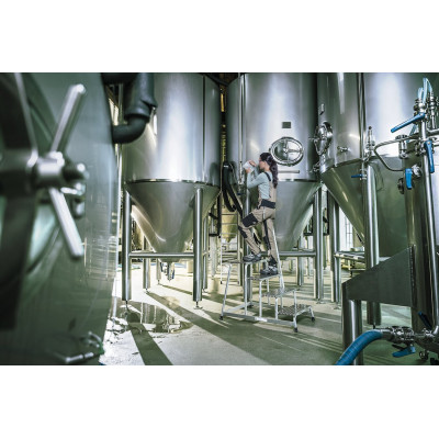 Arbeitspodest, Aluminium-Warzenblech und Handlauf