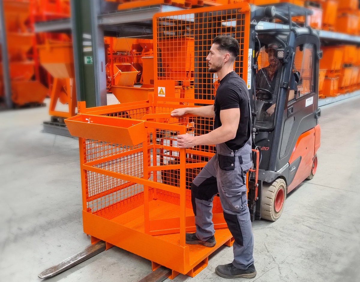 Sicherer Einsatz eines Arbeitskorbs am Gabelstapler