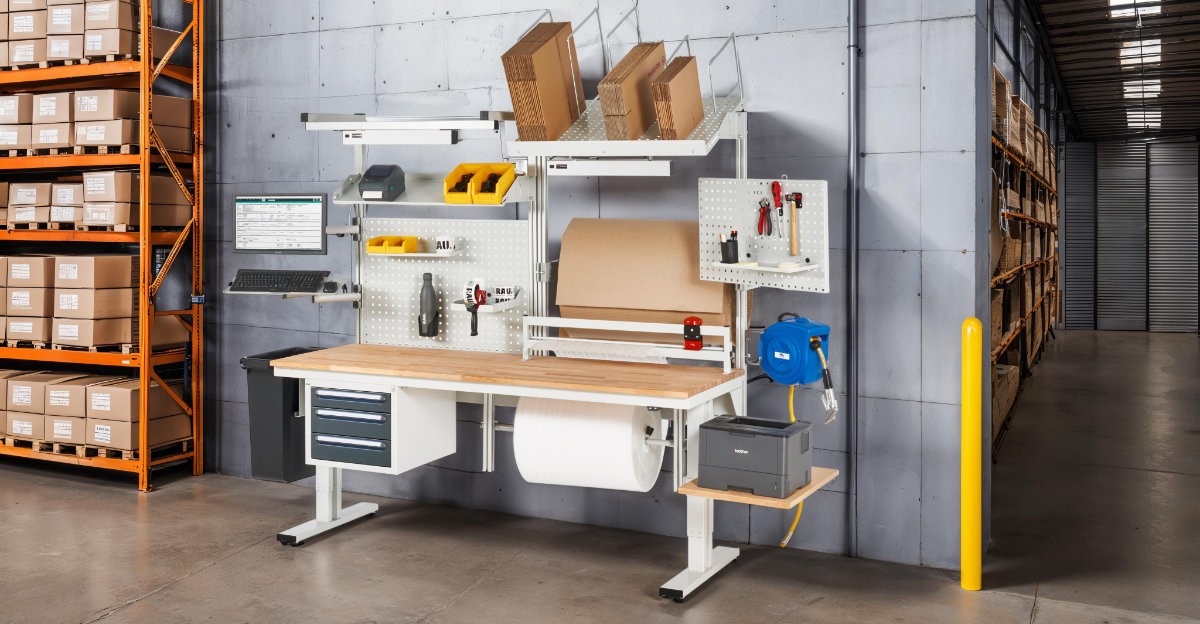 Höhenverstellbarer Arbeitstisch von RAU mit Buchenplatte in einer Werkstatt