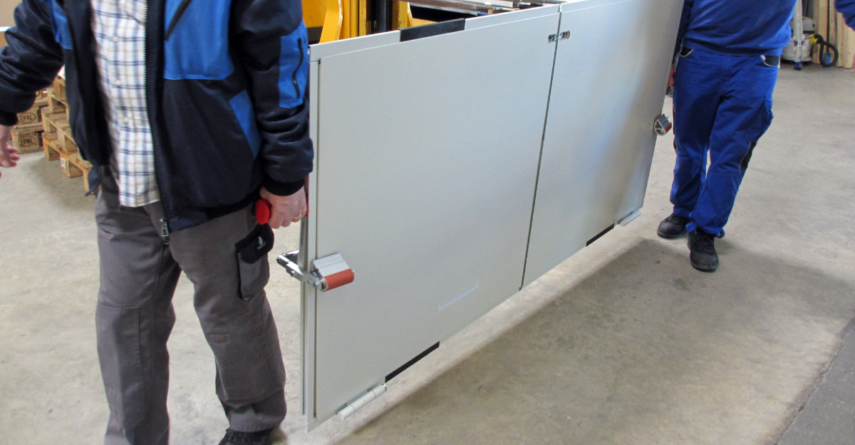 Ergonomisches Tragen von Plattenware mit Carrymate Tragegriffen