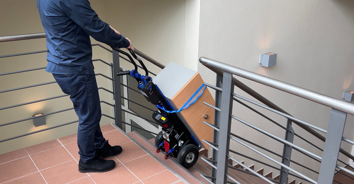 Elektrischer Leichtgewichtstreppensteiger im Einsatz auf einer Treppe