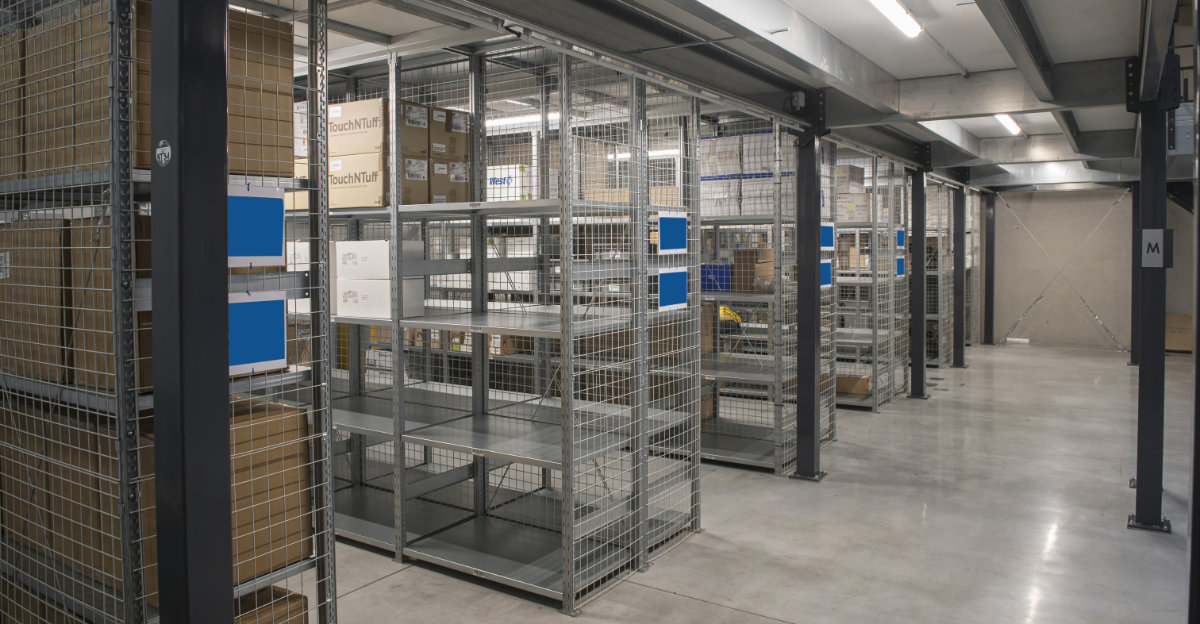 Fachbodenregal-Systeme im Einsatz für Akten- und Materiallagerung