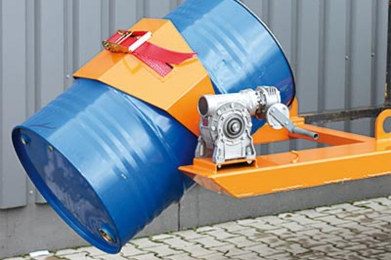 Fasskipper für die Stapleraufnahme zum präzisen Entleeren von Fässern.