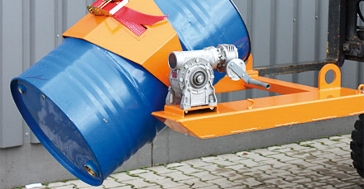 Stapler-Fasskipper beim präzisen Entleeren eines 200-Liter-Fasses