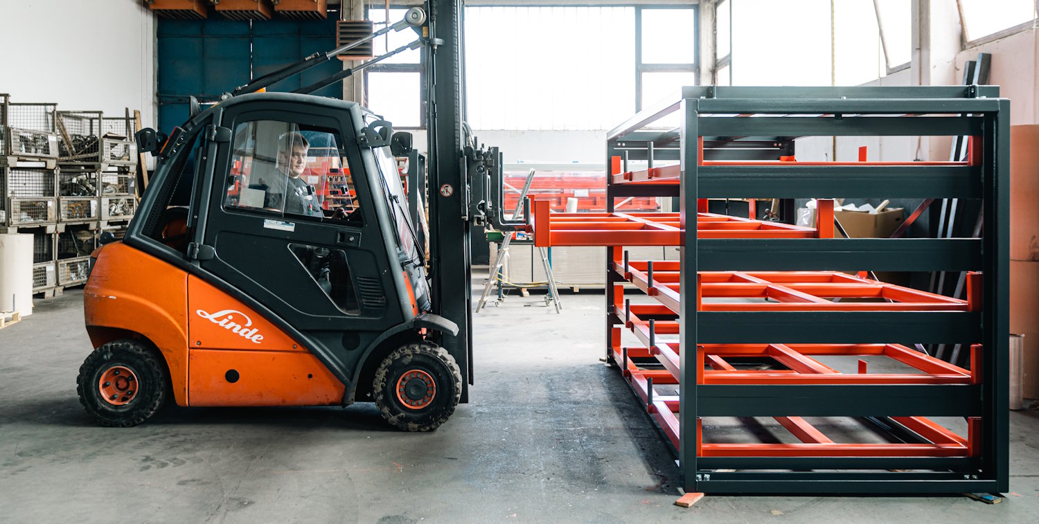 Zentrale Blechlagerung im Flachpaletten-Magazin von Bartels mit Staplerbedienung