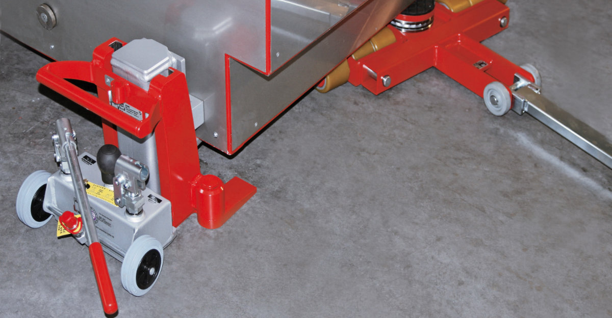 Hydraulischer Maschinenheber JH plus beim Anheben einer Industrieanlage