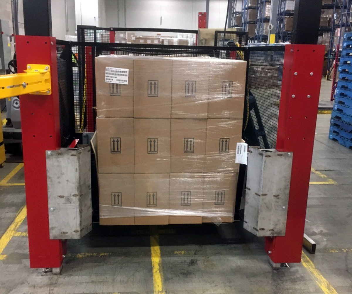 Palettenwechsler Pallet X im Einsatz in einer Logistikabteilung