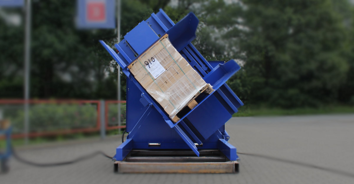 Palettenwendegerät beim Austausch einer beschädigten Palette