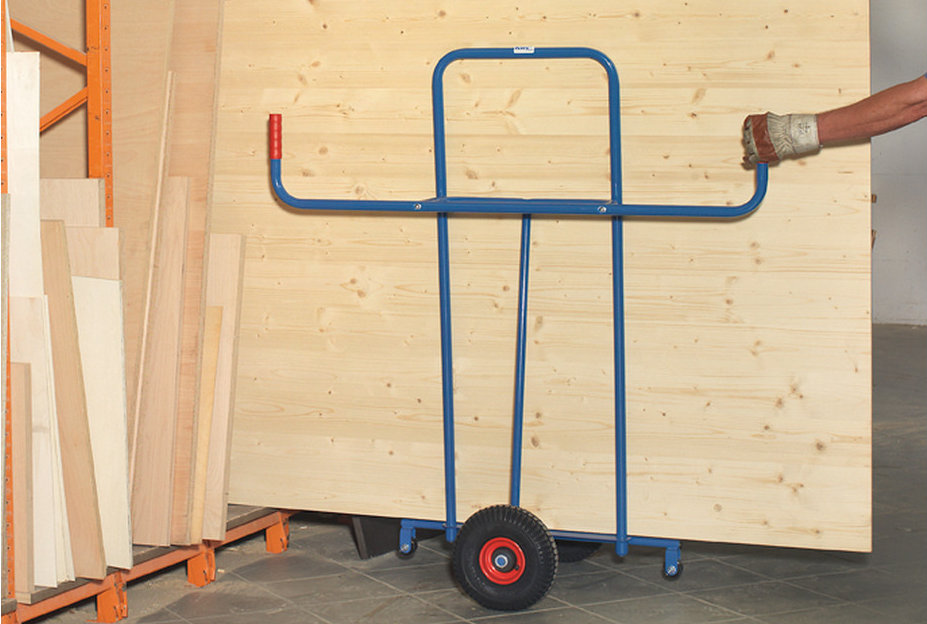 Plattenwagen für den Transport von großformatigen Holzplatten in einer Werkstatt