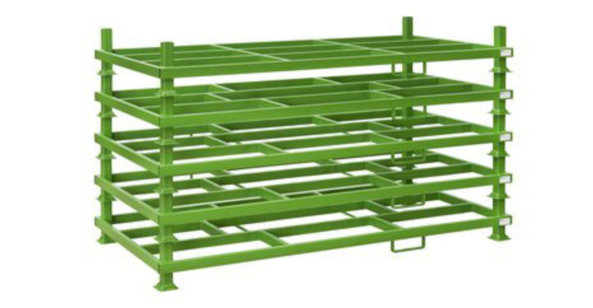 Gestapelte Rungenpaletten aus Stahl in einem Industrielager