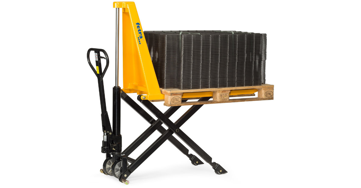 Scherenhubwagen mit Palette in ergonomischer Arbeitshöhe