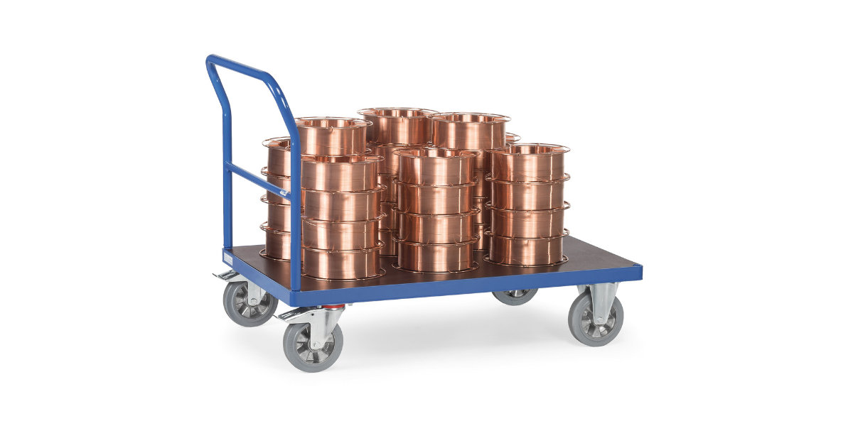 Schwerlast-Schiebebügelwagen mit rutschfester Siebdruckplatte im Einsatz