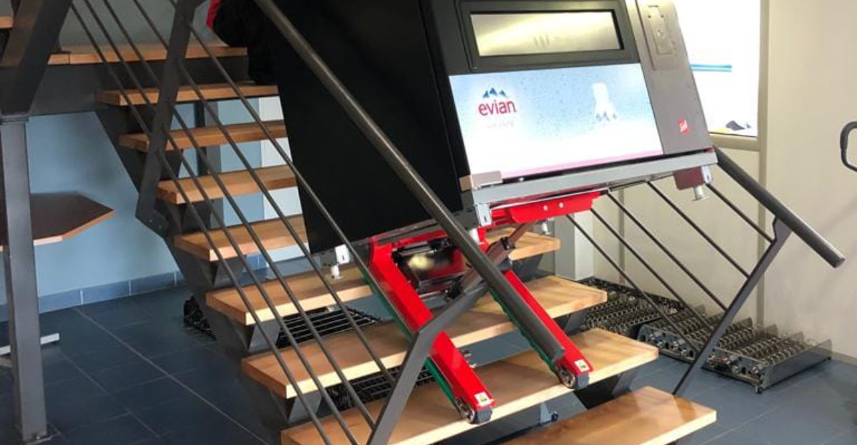 Elektrischer Schwerlast-Treppensteiger mit Raupenantrieb beim Transport eines Automaten