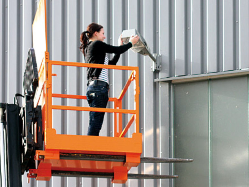 Sichere Montagearbeiten mit einer Stapler-Arbeitsbühne