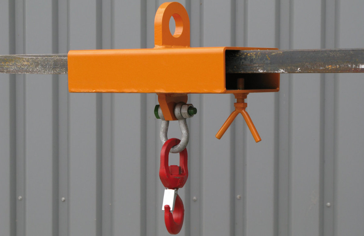 Einzinken-Lasthaken mit Wirbelhaken montiert an einer Staplergabel