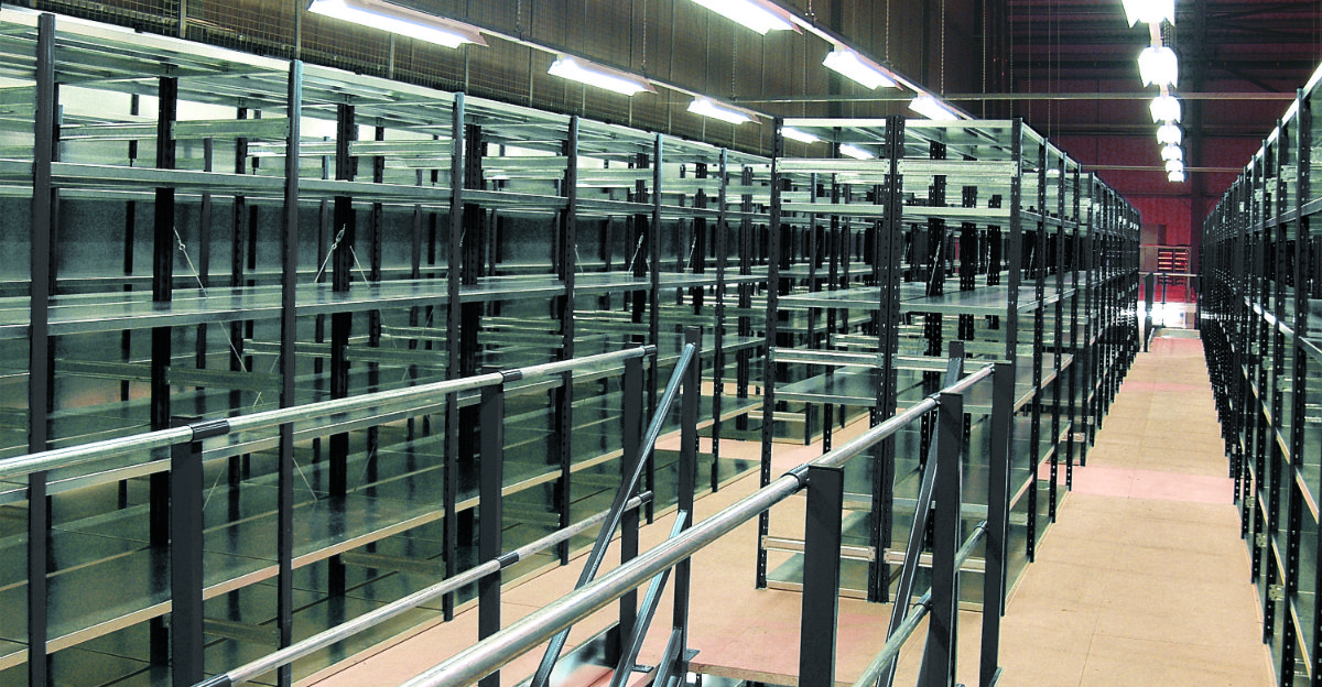 Einfache werkzeuglose Montage eines Steckregals aus verzinktem Stahl