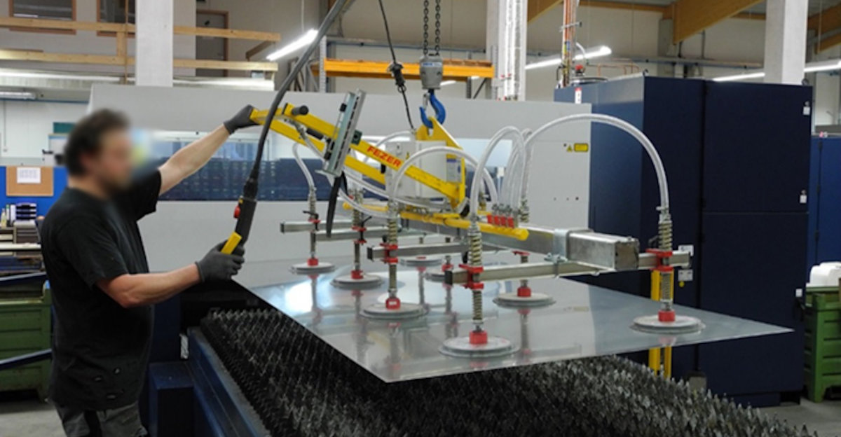 Vakuumheber Vacuboy beim Transport von großformatigen Stahlblechen