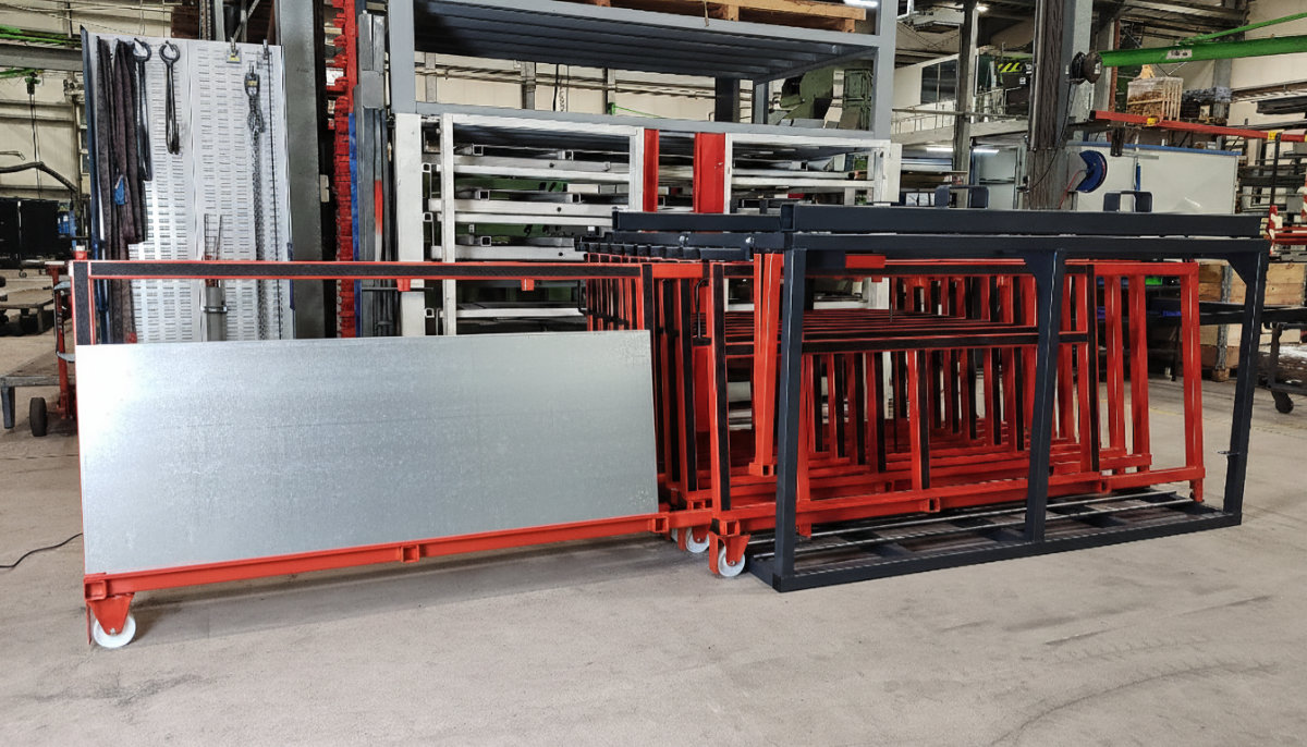 Vertikales Tafelregal für Bleche in einer Werkshalle mit verschiedenen Blechformaten