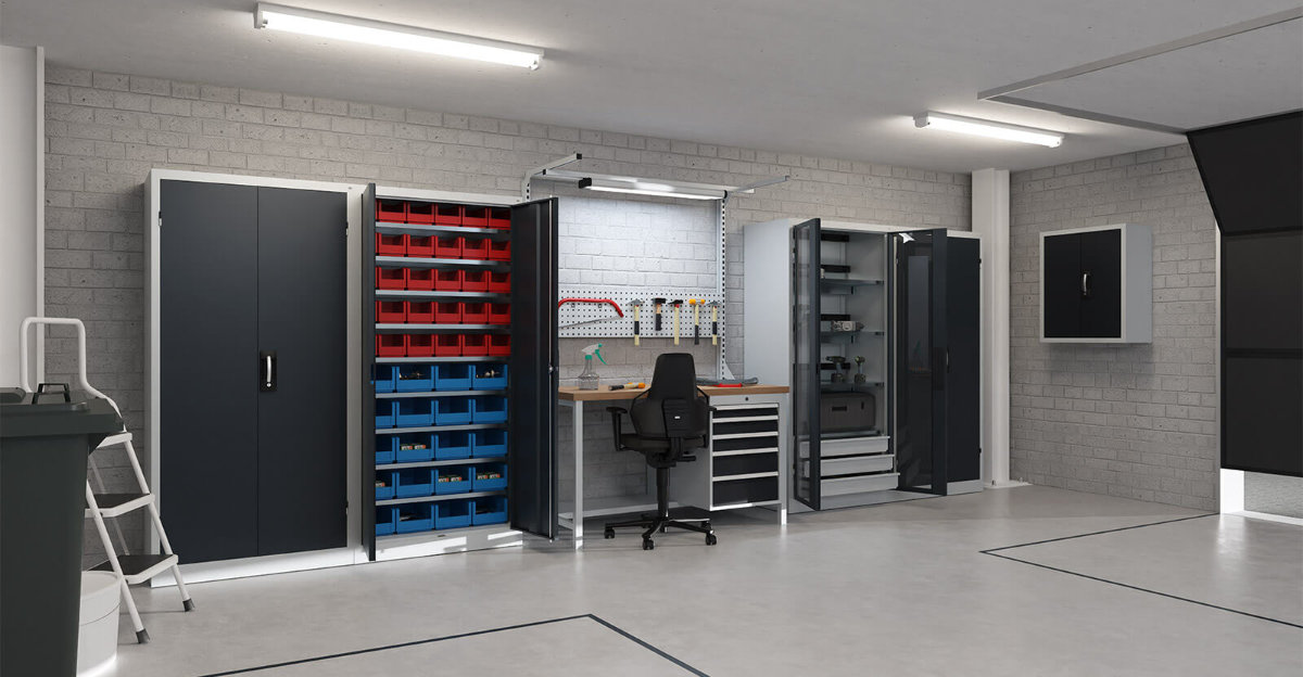 Schwerlastschrank und Schubladenschrank in einer modernen Werkstatt
