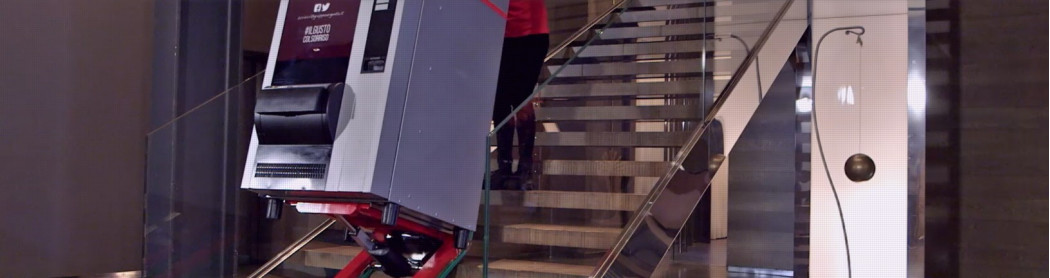 Elektrischer Treppensteiger im Einsatz beim Transport eines schweren Automaten